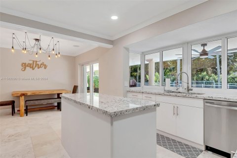 House in Coral Gables, Florida 3 bedrooms, 183.95 sq.m. № 1181049 - photo 16