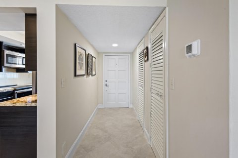 Condo in Atlantis, Florida, 2 bedrooms  № 1208003 - photo 2