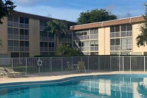 Condominio en venta en Palm Springs, Florida, 1 dormitorio, 70.33 m2 № 1102091 - foto 2