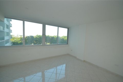 Condo in Miami Beach, Florida, 1 bedroom  № 1223443 - photo 13