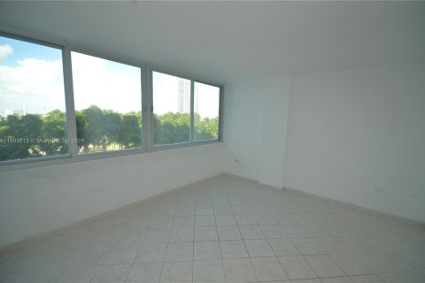 Condo in Miami Beach, Florida, 1 bedroom  № 1223443 - photo 12