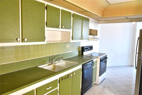 Condo in Miami Beach, Florida, 1 bedroom  № 1223443 - photo 15