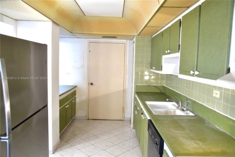 Condo in Miami Beach, Florida, 1 bedroom  № 1223443 - photo 16