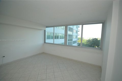 Condo in Miami Beach, Florida, 1 bedroom  № 1223443 - photo 14