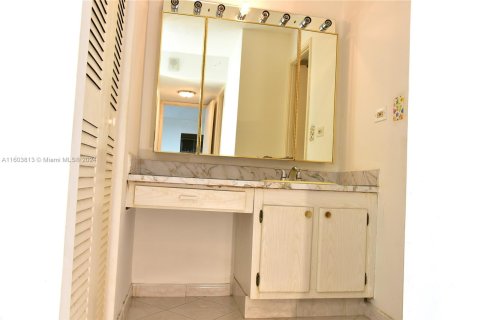 Condo in Miami Beach, Florida, 1 bedroom  № 1223443 - photo 21