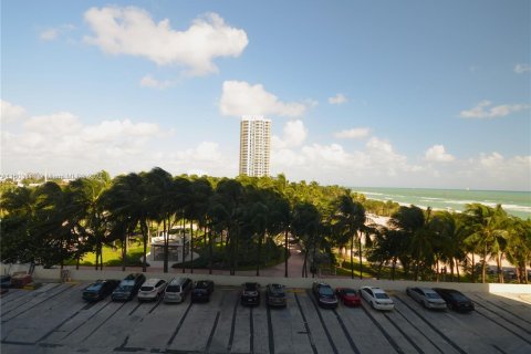 Condo in Miami Beach, Florida, 1 bedroom  № 1223443 - photo 26