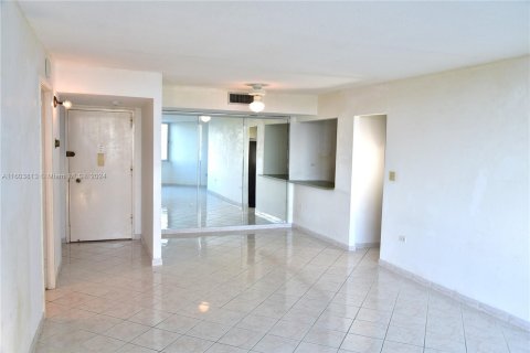 Condo in Miami Beach, Florida, 1 bedroom  № 1223443 - photo 17