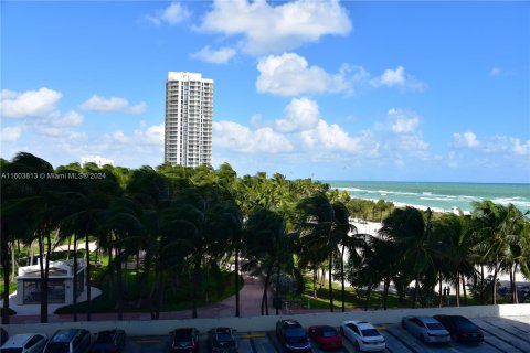 Condo in Miami Beach, Florida, 1 bedroom  № 1223443 - photo 2