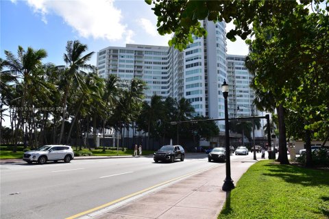 Condo in Miami Beach, Florida, 1 bedroom  № 1223443 - photo 25