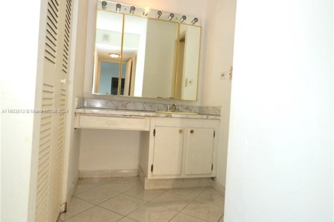 Condo in Miami Beach, Florida, 1 bedroom  № 1223443 - photo 10