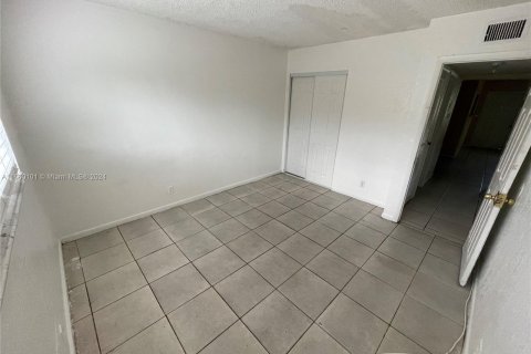 Condo in Lauderhill, Florida, 2 bedrooms  № 1365616 - photo 12