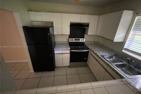 Condo in Lauderhill, Florida, 2 bedrooms  № 1365616 - photo 1