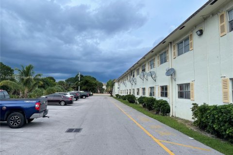 Condo in Lauderhill, Florida, 2 bedrooms  № 1365616 - photo 20