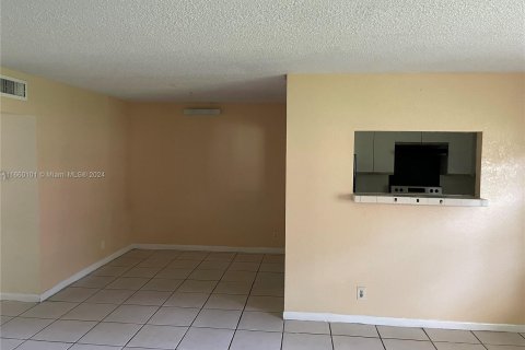 Copropriété à louer à Lauderhill, Floride: 2 chambres, 81.75 m2 № 1365616 - photo 4