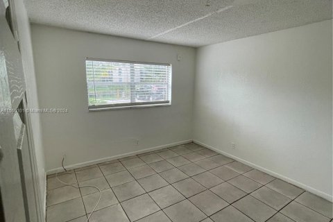 Condo in Lauderhill, Florida, 2 bedrooms  № 1365616 - photo 11