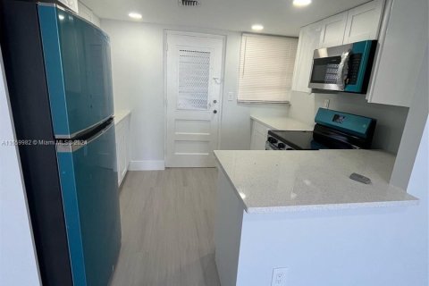 Condominio en alquiler en Miami Beach, Florida, 1 dormitorio, 73.76 m2 № 1365566 - foto 1