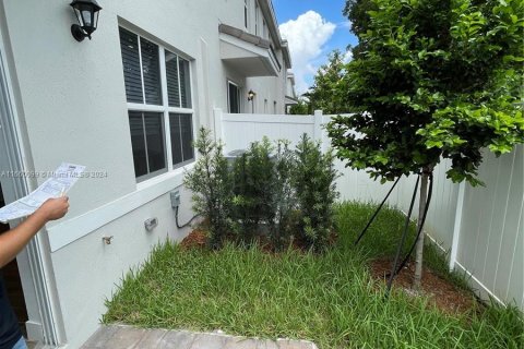 Townhouse in Pembroke Pines, Florida 4 bedrooms № 1365615 - photo 23