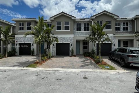 Touwnhouse à louer à Pembroke Pines, Floride: 4 chambres № 1365615 - photo 1