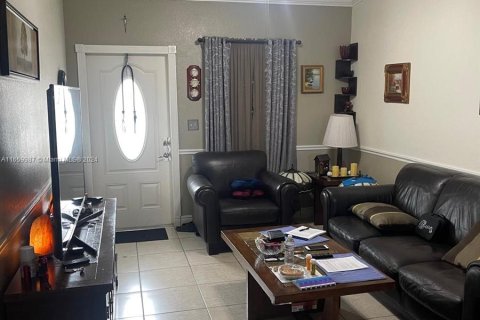 Condominio en venta en Hialeah, Florida, 3 dormitorios, 95.69 m2 № 1365568 - foto 1