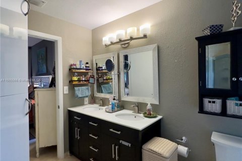 Condo in Pembroke Pines, Florida, 3 bedrooms  № 1378587 - photo 15