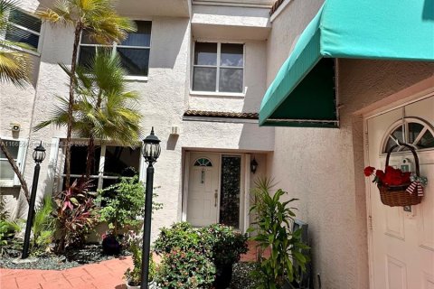 Condo in Pembroke Pines, Florida, 3 bedrooms  № 1378587 - photo 1