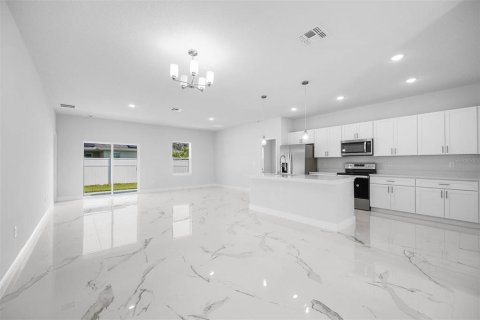 Villa ou maison à vendre à Kissimmee, Floride: 4 chambres, 171.5 m2 № 1369374 - photo 4