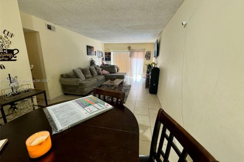 Condo in Lauderdale Lakes, Florida, 2 bedrooms  № 1413637 - photo 2