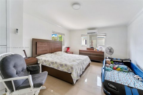 Casa en venta en Hialeah, Florida, 3 dormitorios, 122.26 m2 № 1399976 - foto 11