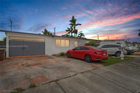 Villa ou maison à vendre à Hialeah, Floride: 3 chambres, 122.26 m2 № 1399976 - photo 1