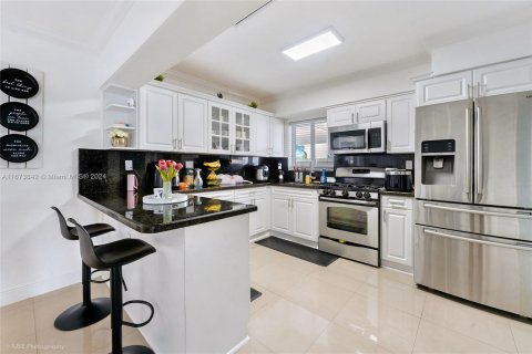 Casa en venta en Hialeah, Florida, 3 dormitorios, 122.26 m2 № 1399976 - foto 9