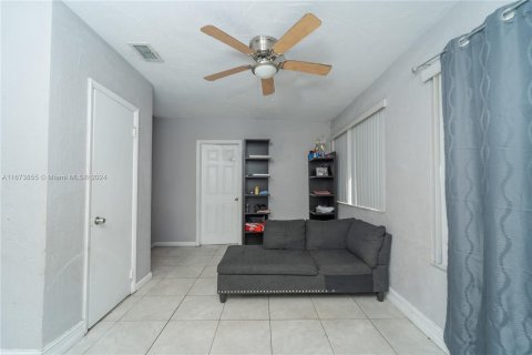 Casa en venta en Miami, Florida, 4 dormitorios, 174.47 m2 № 1399977 - foto 17