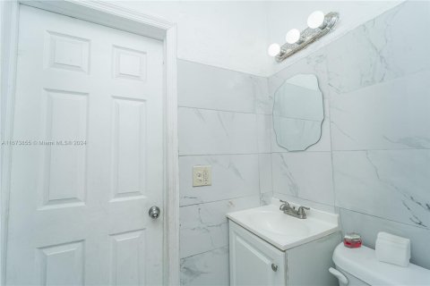 Casa en venta en Miami, Florida, 4 dormitorios, 174.47 m2 № 1399977 - foto 13