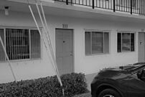 Condominio en venta en Lake Worth, Florida, 2 dormitorios, 76.55 m2 № 785736 - foto 1