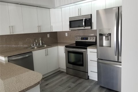 Condominio en alquiler en Miami, Florida, 3 dormitorios, 107.02 m2 № 1395196 - foto 4