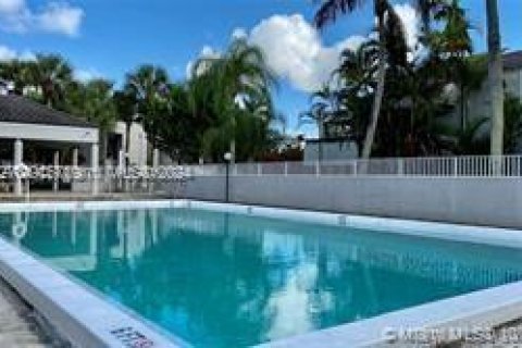 Condominio en alquiler en Miami, Florida, 3 dormitorios, 107.02 m2 № 1395196 - foto 2