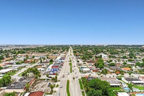 Propiedad comercial en venta en Hialeah, Florida № 1396235 - foto 13