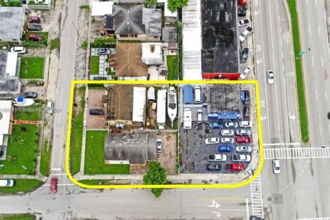 Propiedad comercial en venta en Hialeah, Florida № 1396235 - foto 9