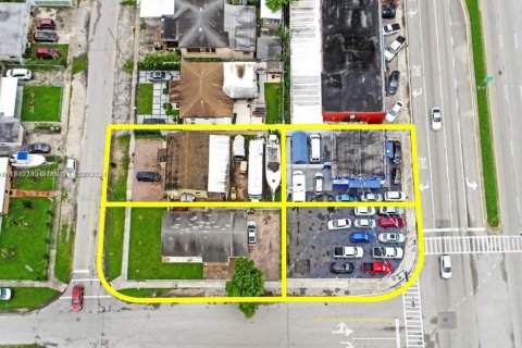 Propiedad comercial en venta en Hialeah, Florida № 1396235 - foto 10