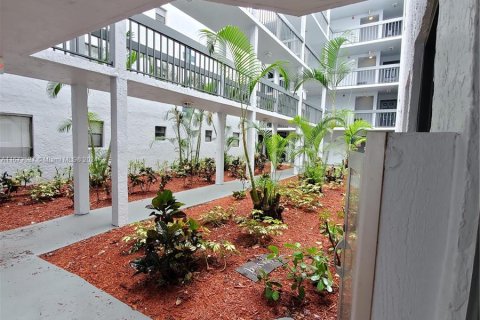 Condo in West Palm Beach, Florida, 1 bedroom  № 1396226 - photo 18