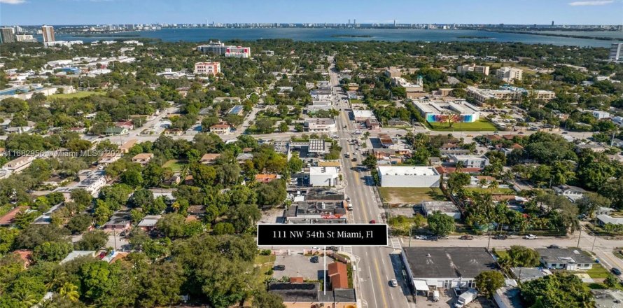 Commercial property in Miami, Florida № 1417151