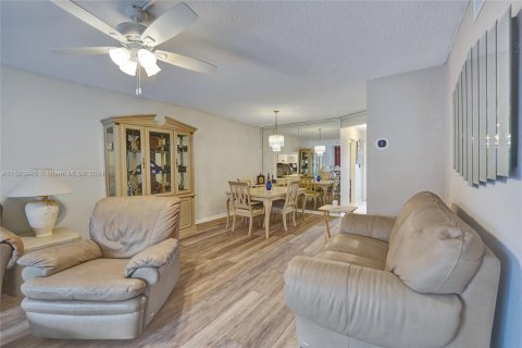 Condo in Pompano Beach, Florida, 2 bedrooms  № 1221021 - photo 10