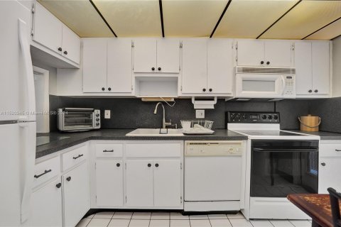 Condo in Pompano Beach, Florida, 2 bedrooms  № 1221021 - photo 5