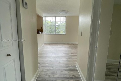 Condo in Davie, Florida, 2 bedrooms  № 1310647 - photo 1