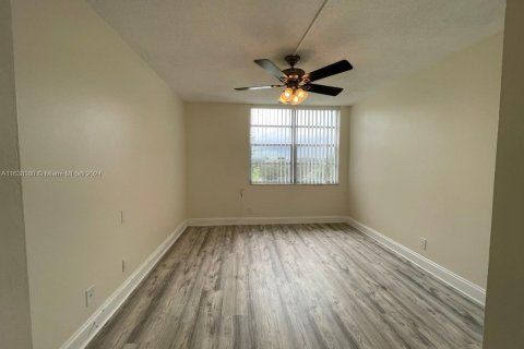 Condo in Davie, Florida, 2 bedrooms  № 1310647 - photo 17