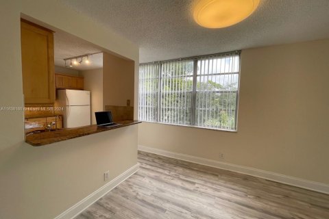 Condo in Davie, Florida, 2 bedrooms  № 1310647 - photo 15