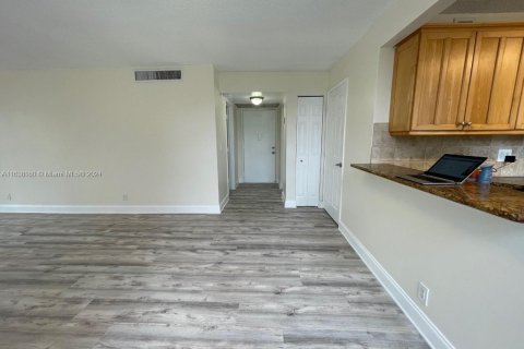 Condo in Davie, Florida, 2 bedrooms  № 1310647 - photo 2