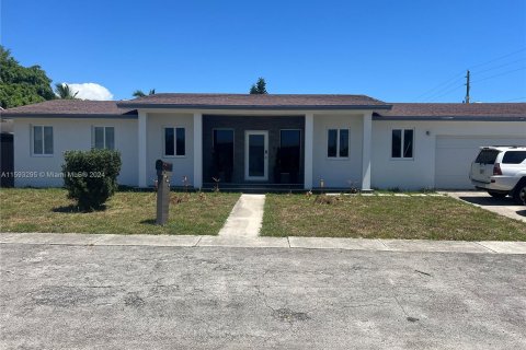 Casa en venta en Hallandale Beach, Florida, 5 dormitorios, 245.17 m2 № 1184817 - foto 2