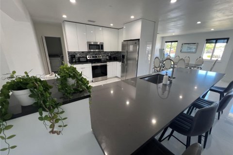 Casa en venta en Hallandale Beach, Florida, 5 dormitorios, 245.17 m2 № 1184817 - foto 17