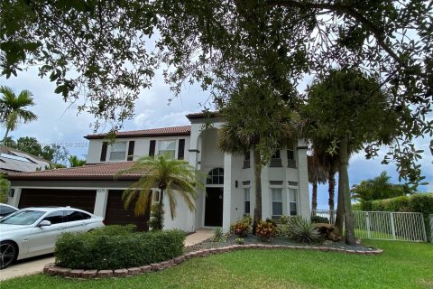 House in Miramar, Florida 5 bedrooms, 325.25 sq.m. № 1229578 - photo 1
