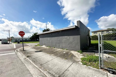 Propiedad comercial en venta en Miami, Florida № 1439858 - foto 1